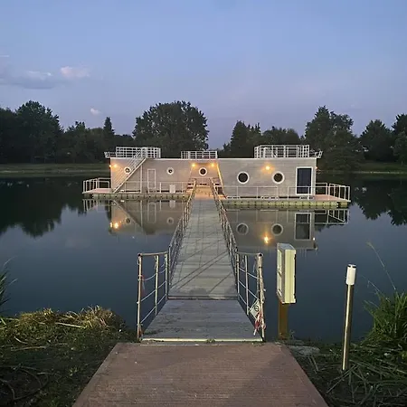 Ботель Blue Village *