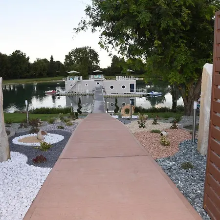 Hotel na wodzie Blue Village Savigliano