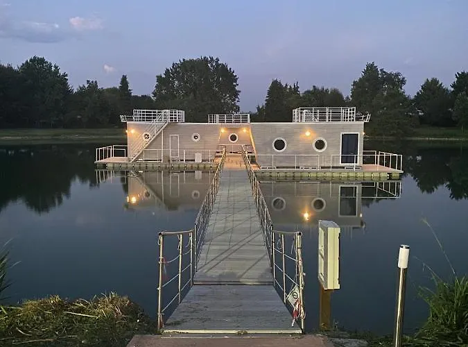 Botel Blue Village *